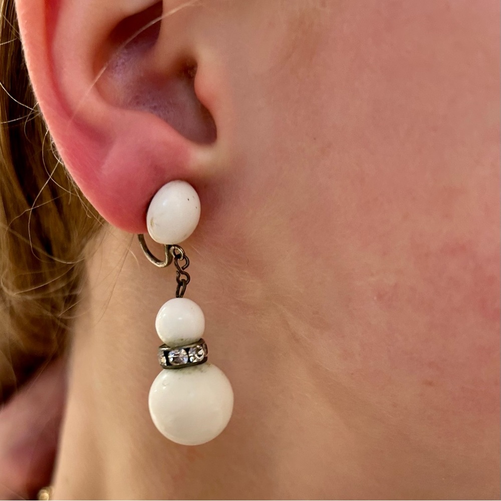 Vintage 1960s White Bead & Rhinestone Dangle Drop Screw Back Clip-On Earrings